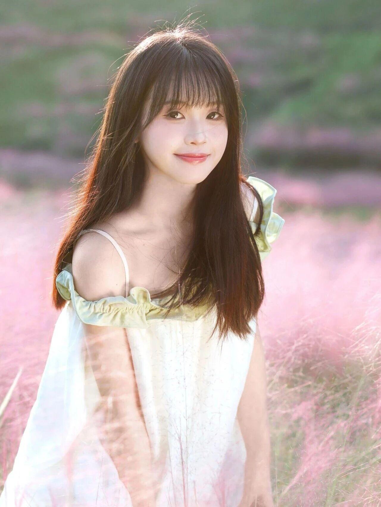 怎样穿搭能显示出温柔的女生气质?
她是落入凡间的仙子，还是晨曦精魄凝成的光？当她