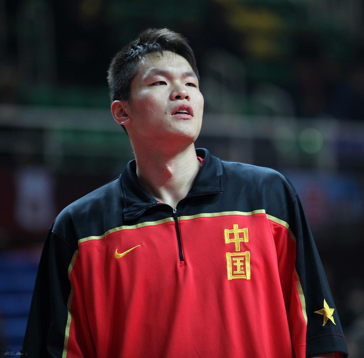怎么辽宁队小将张峻豪、黄秋实被篮协禁赛三年的事，也能扯上广东队呢？还拿朱芳雨当年