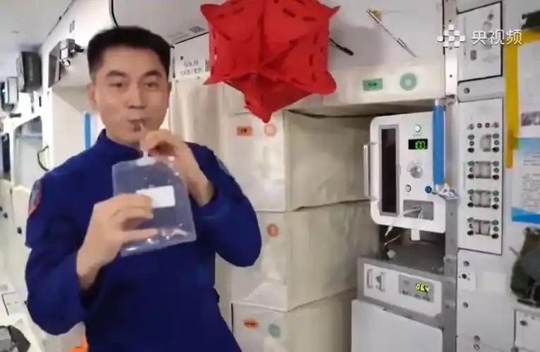 端着一杯水站在地球上，随便一仰脖子就能喝个痛快，但要是把这杯水端到太空里，它不会