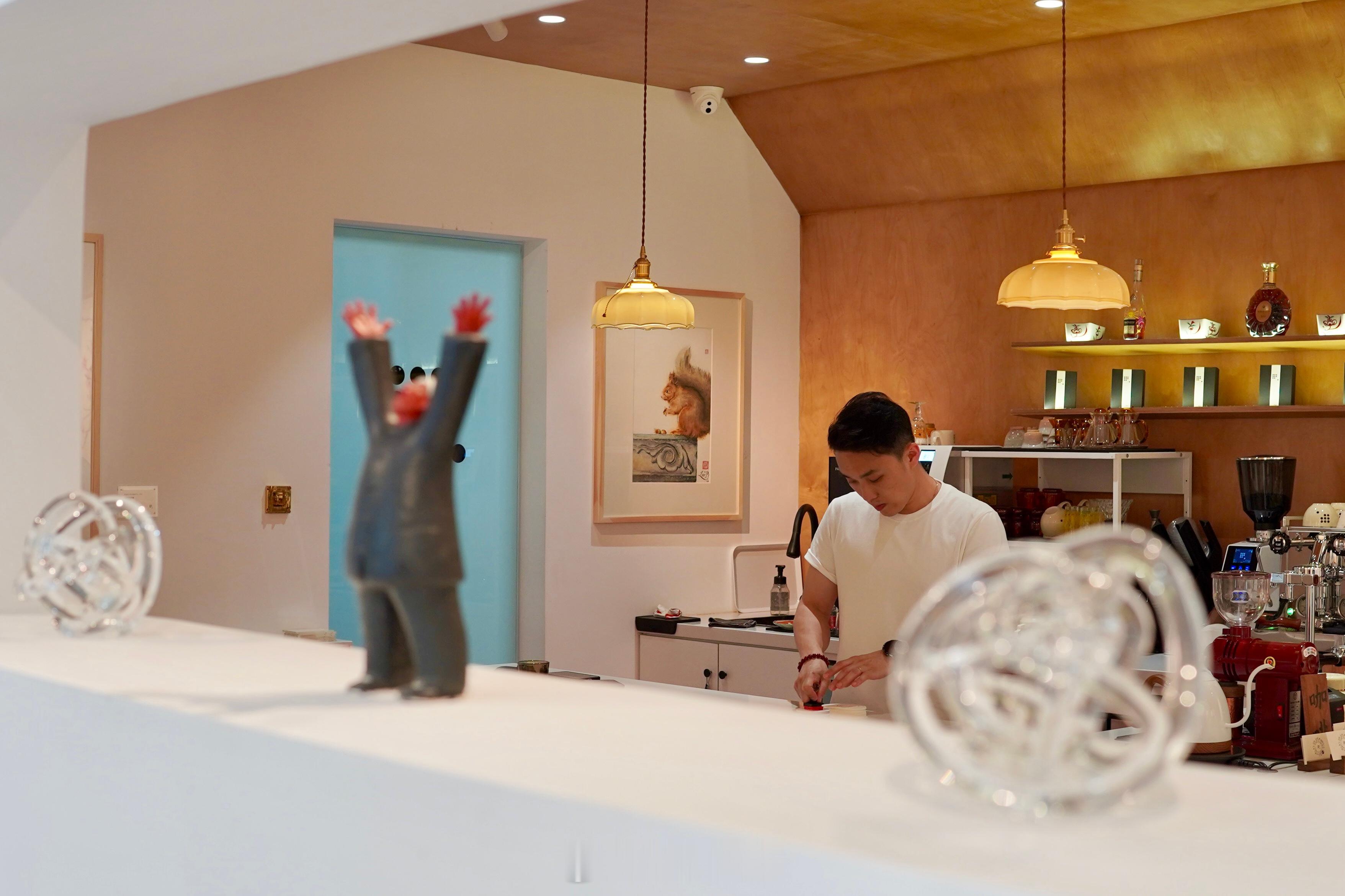 每次来宋庄都有新发现一家咖啡馆艺术画廊，马上展出的水彩画都是月季花。这么细腻温柔