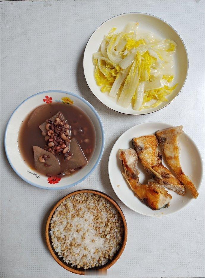 午饭，干煎鲩鱼腩，蒜蓉炒娃娃菜，沙葛杂豆薏米汤，荞麦饭。