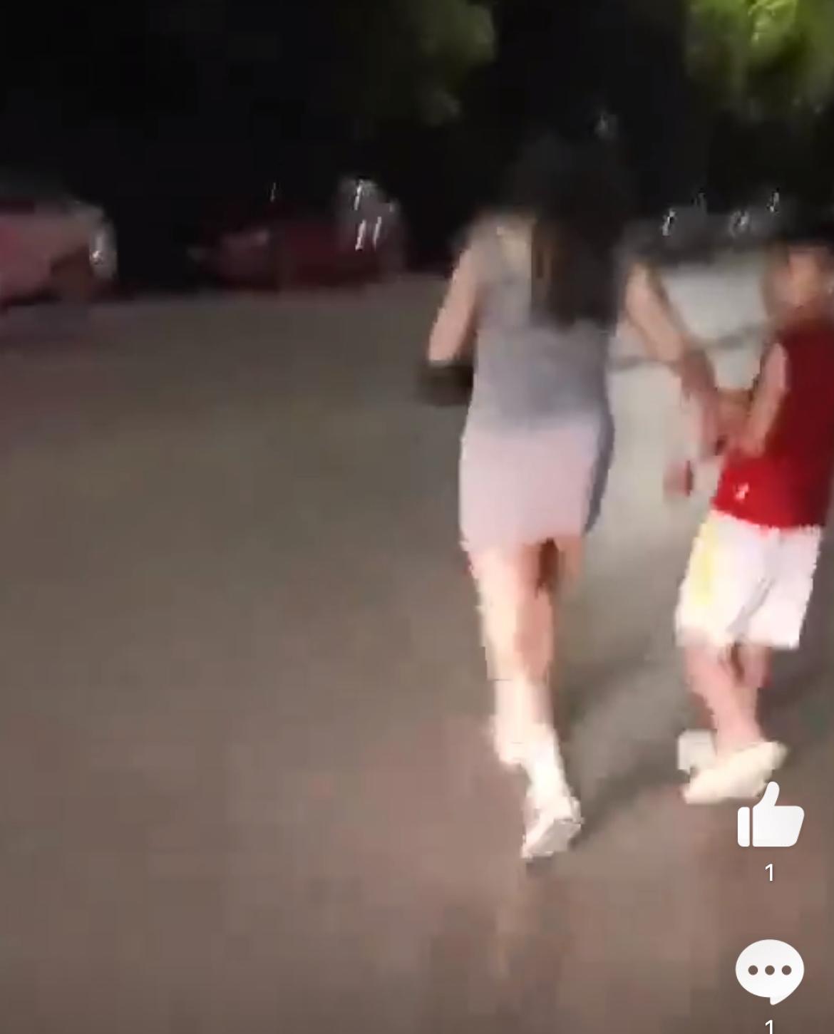 母子把网约车当垃圾桶，鸭脖、虾头随意乱丢，司机指责妈妈还不服气，视频中穿着体面的