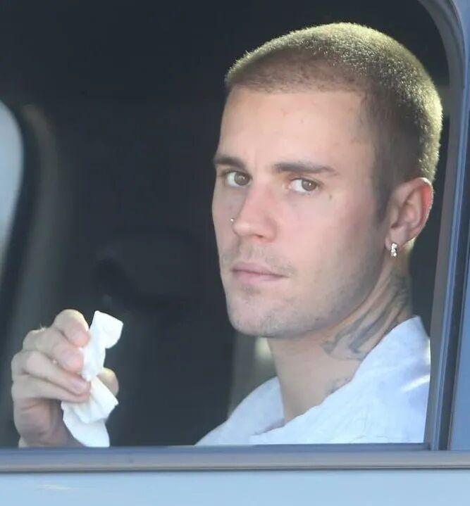 感觉欧美娱乐圈又出新科技了，Justin Bieber 居然颜值回春了！
Jus