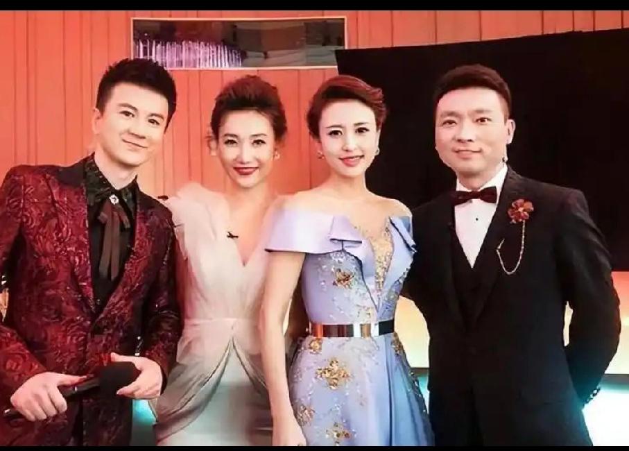 这是四位著名主持人合影照片。
         看了这张照片，我有一点感受，就是