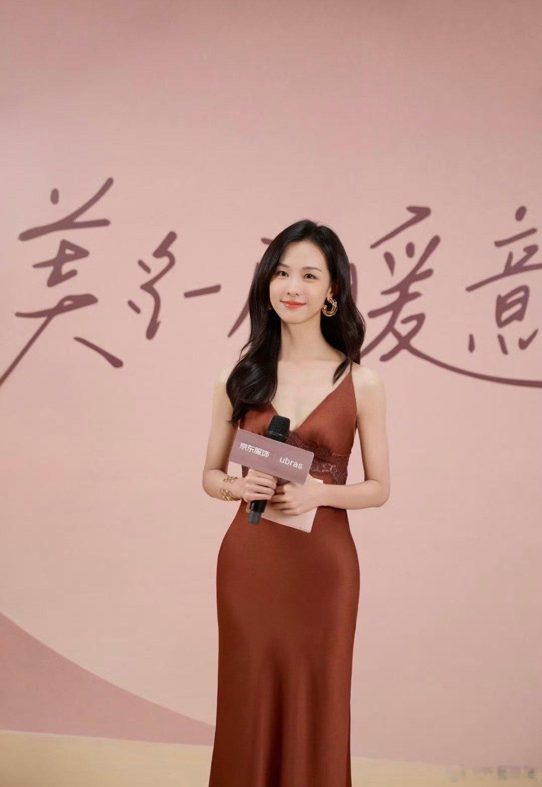 #陈都灵新剧演毒舌神女#嘟嘟不仅人漂亮，演技好，人缘真的是没话说呀，半个娱乐圈嘟