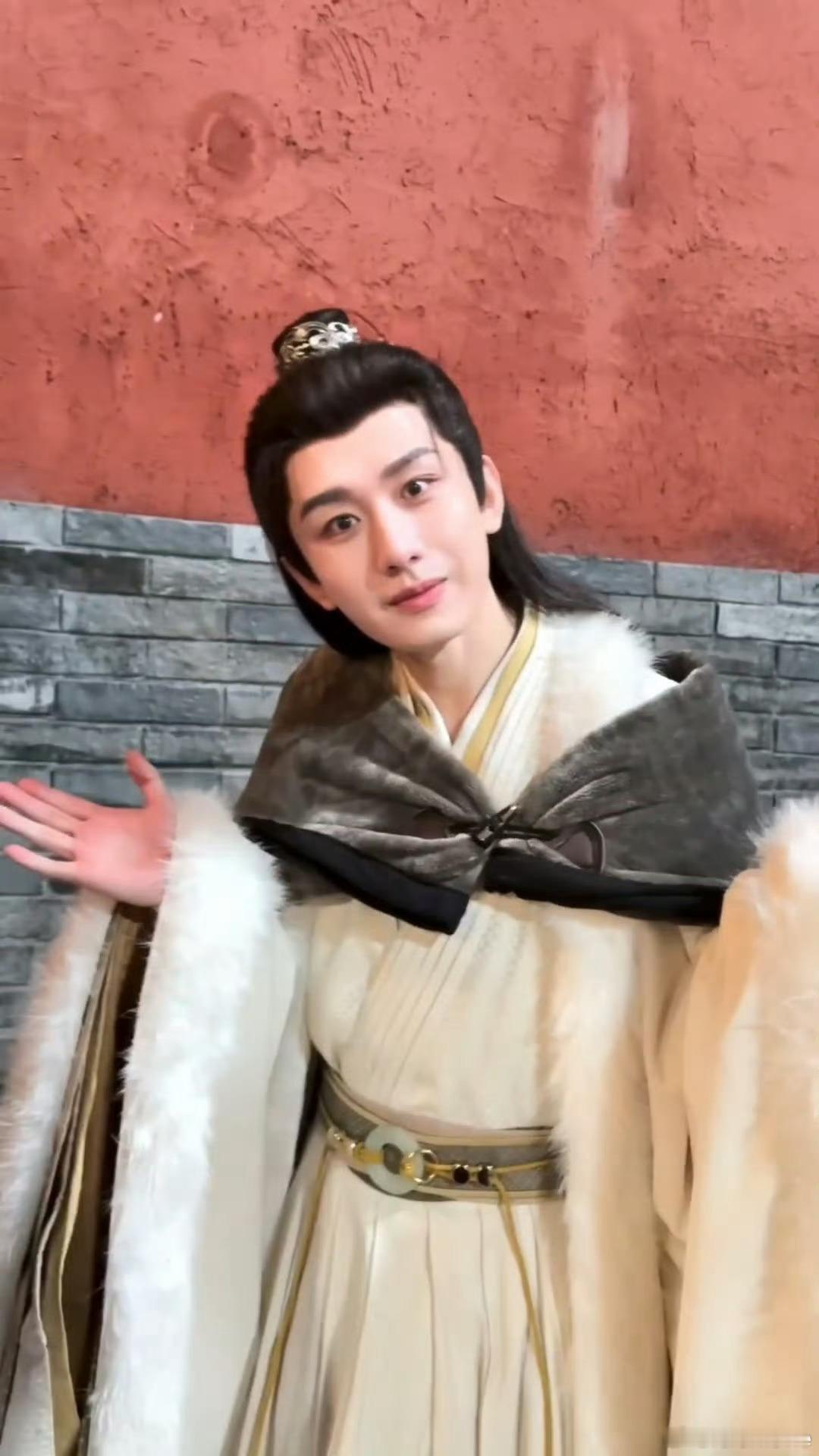 成毅包揽云包场前三看了眼数据，成毅太了不起了，不到半年三部剧，三部皆大爆。《赴山