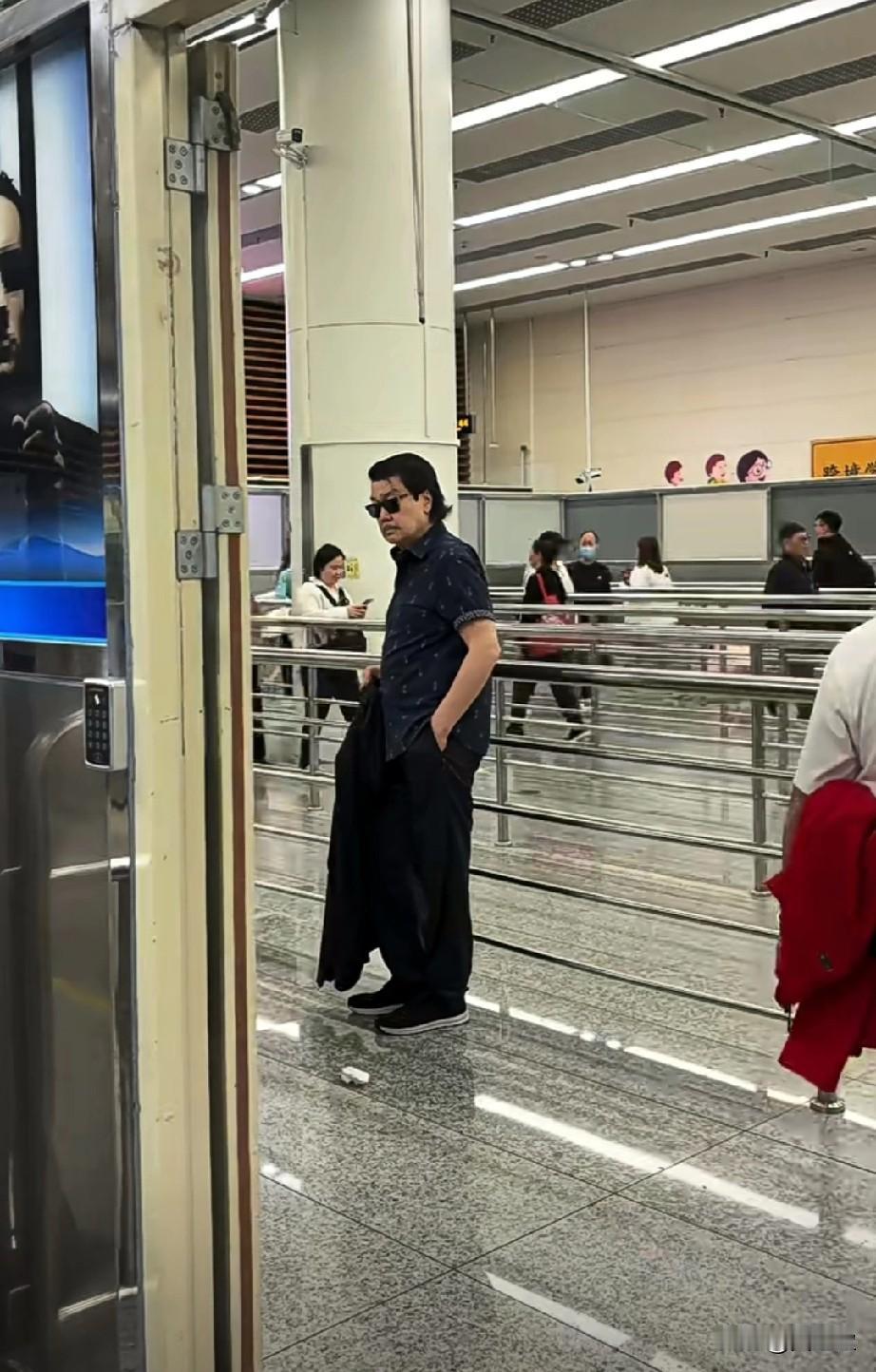 福田口岸偶遇赵雅芝老公，很接地气。本人超帅的，风度翩翩。