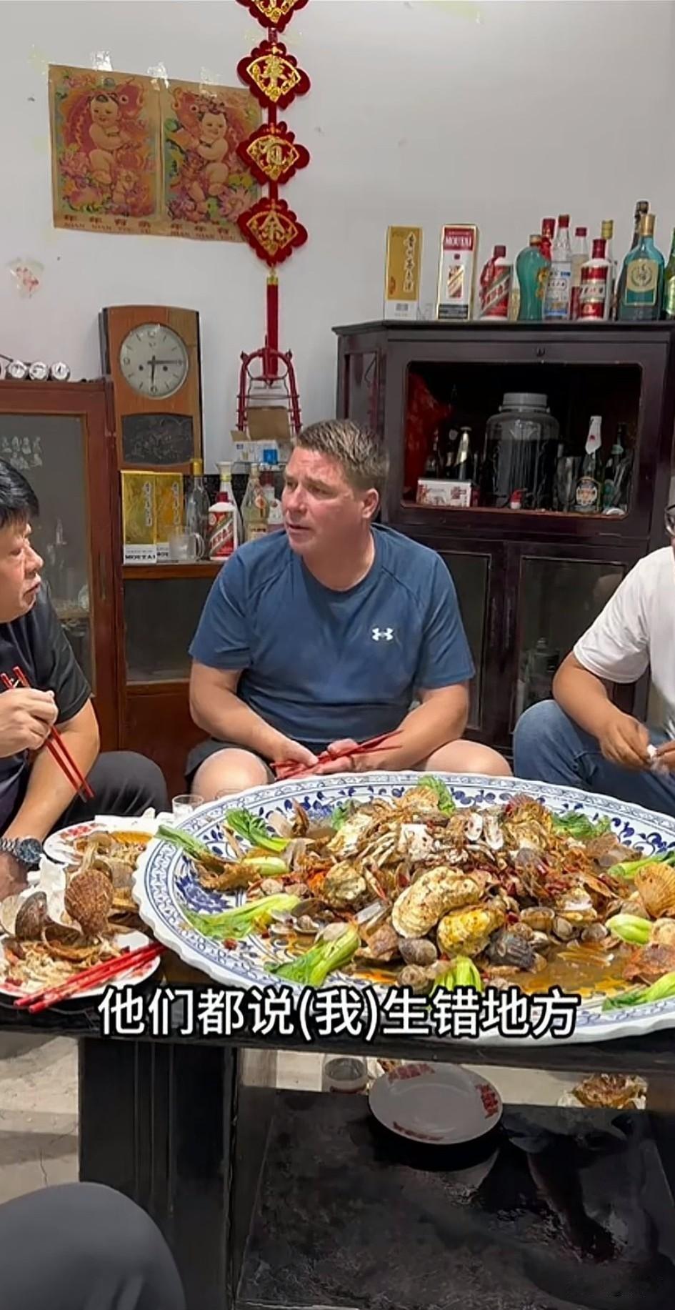 山东雷哥是个出了名的美食博主，
今天他去拿了一些海鲜，
又开始做他的大餐了，
这