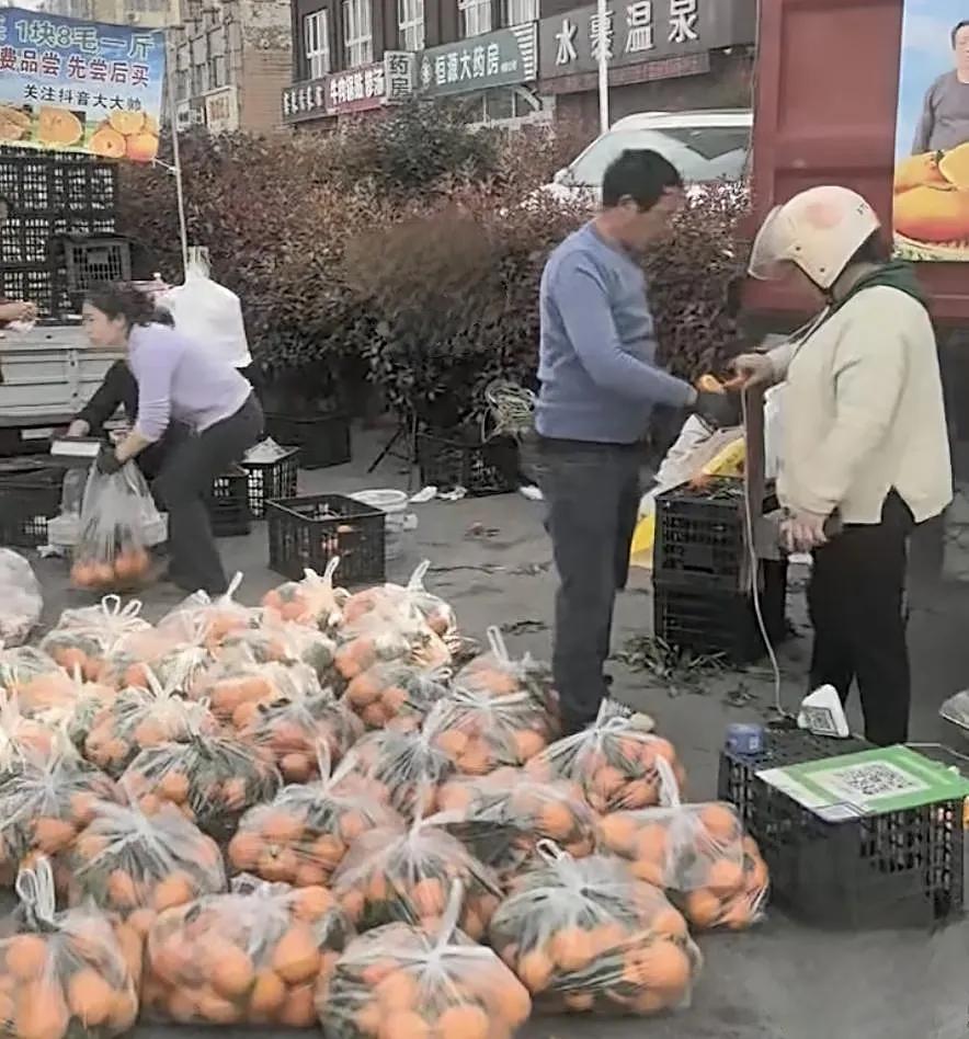 孩子祭英烈，大爷赠橘子，为何一天能卖出一万斤？
 3月31日那天，江苏宿迁沭阳县