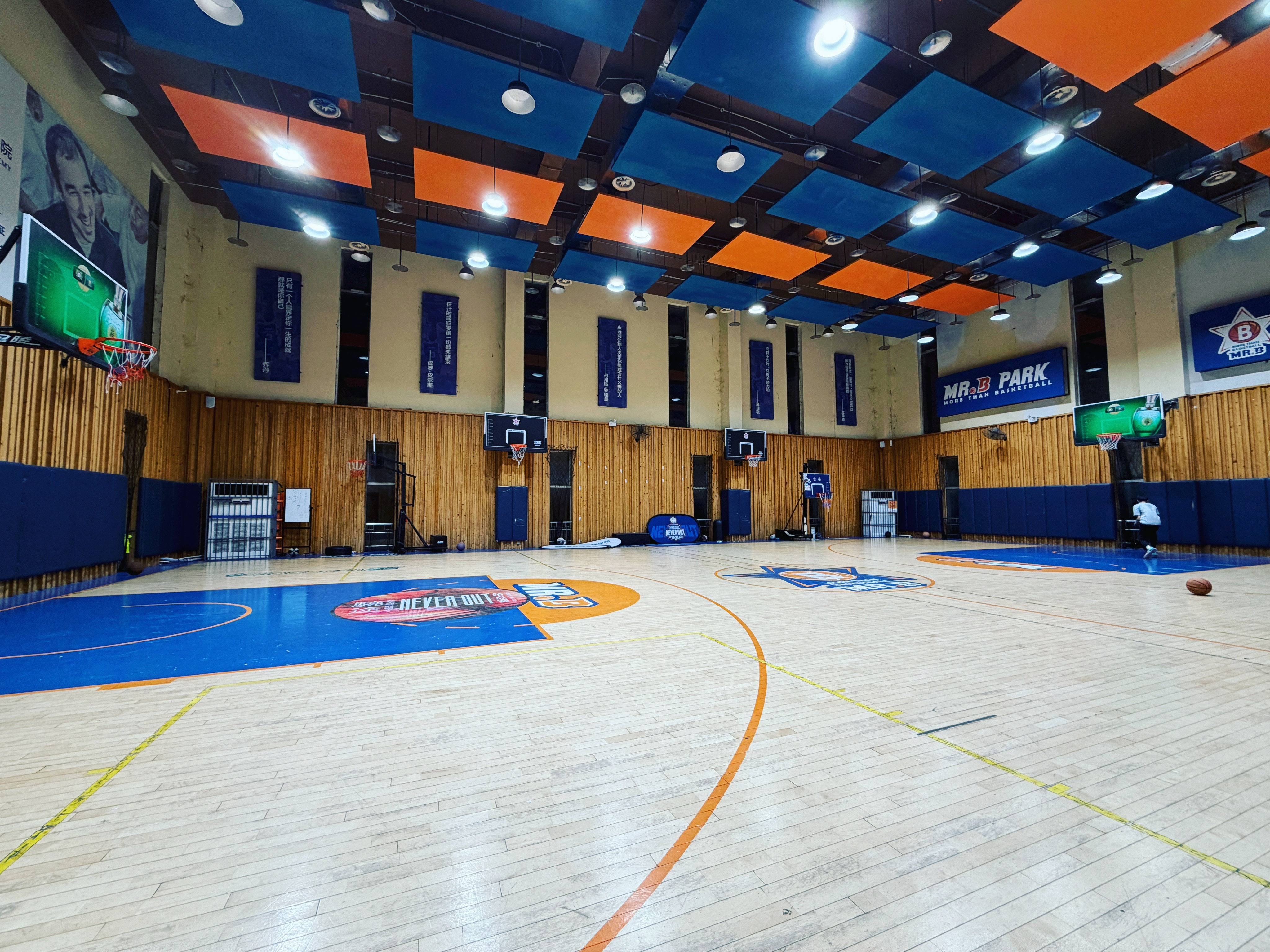 哎，怎么都这么懒呢，打球都约不到人。 