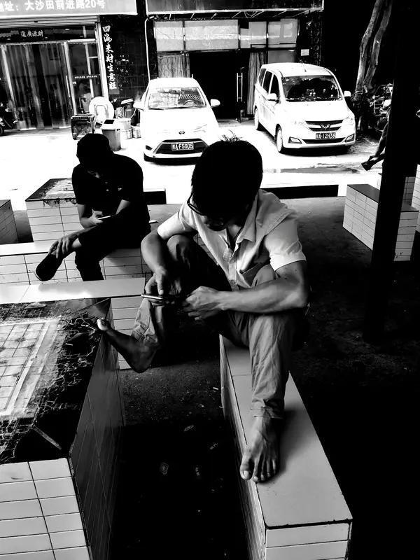 有人会真正考虑底层人的生存吗？这是个值得深思的问题。张雪峰说“富人选情怀，穷人选