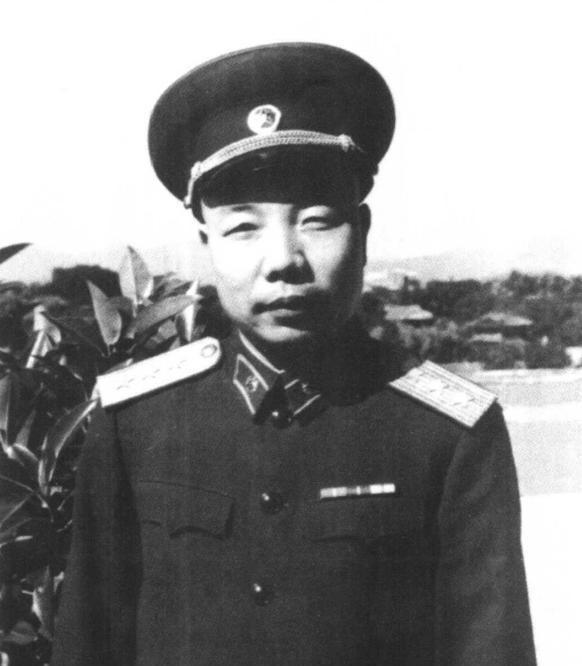 50年肖华刚调任北京，偶遇卖烟小贩时突然认出对方竟是杀害黄骅多年的凶手吗？
19