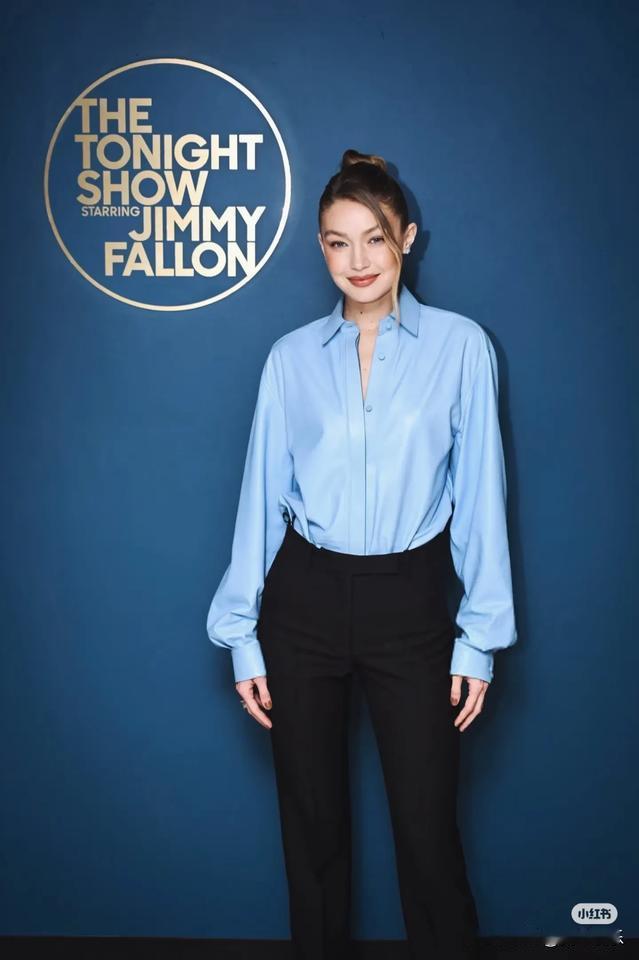 瘦了的Gigi，穿这身更显高挑！
Gigi Hadid录制Fallon秀造型
	