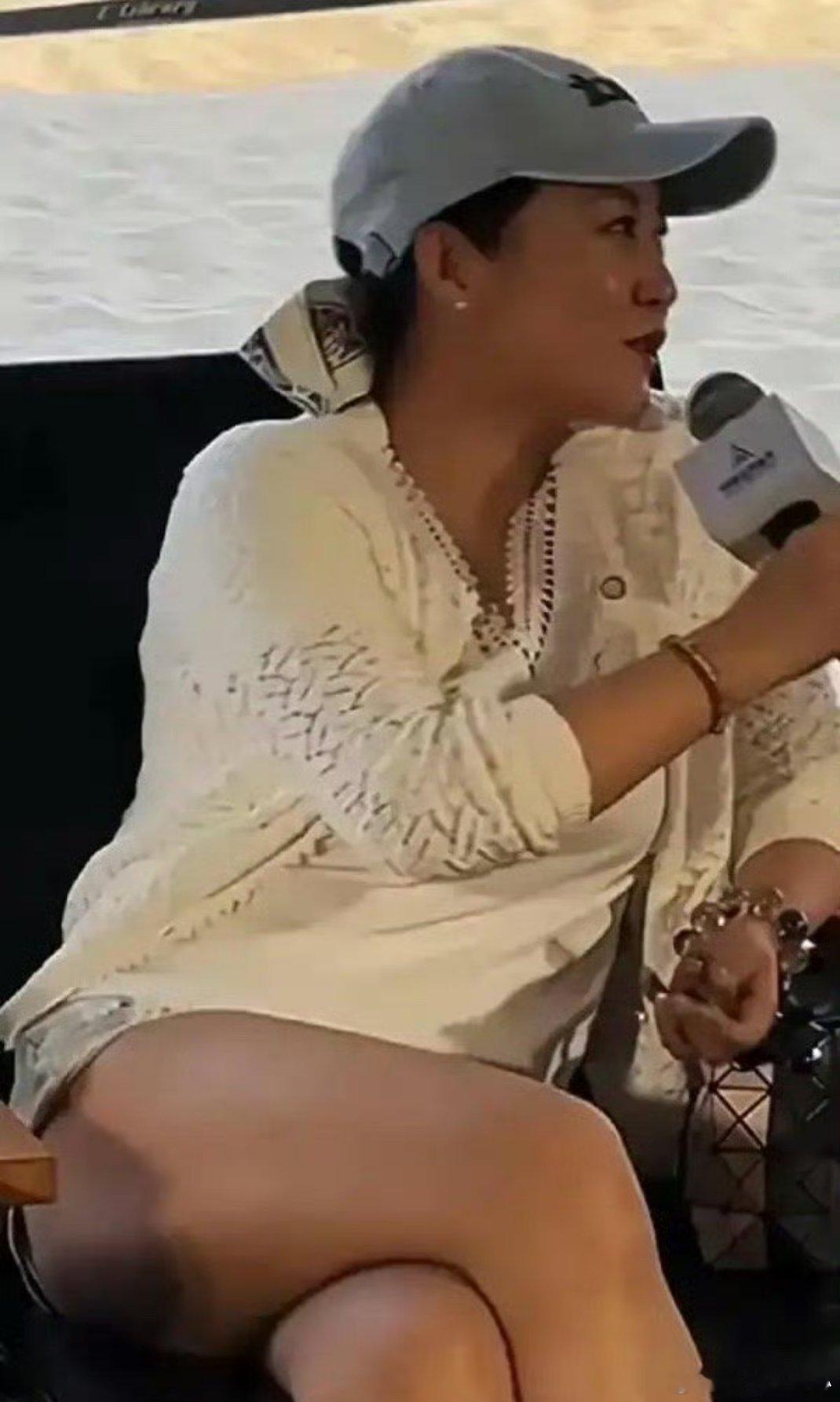 终于知道为什么邓超不娶她了 ，没个女人样。 