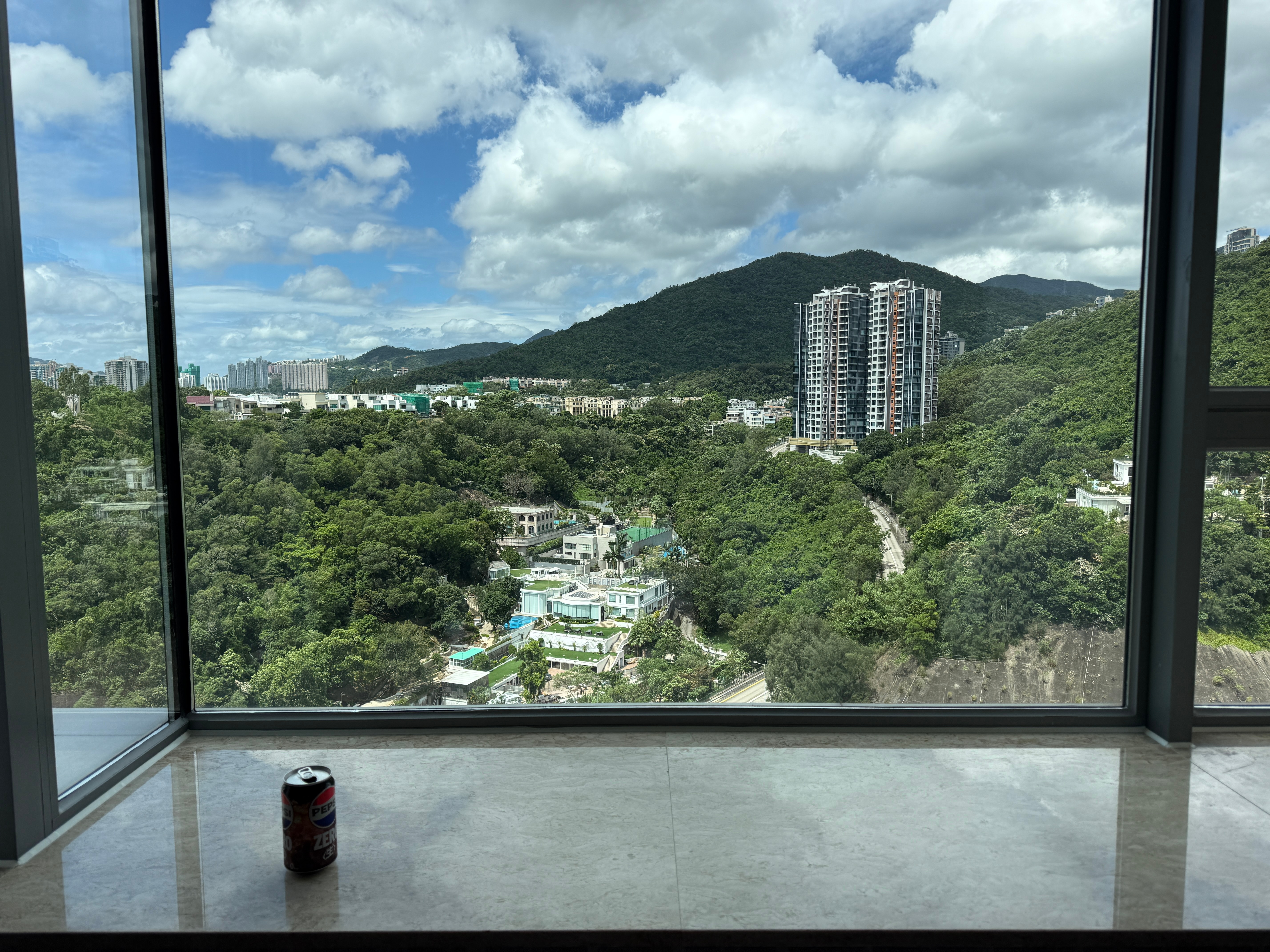 早呀，各位，对面那是半山豪宅嘛？ 香港