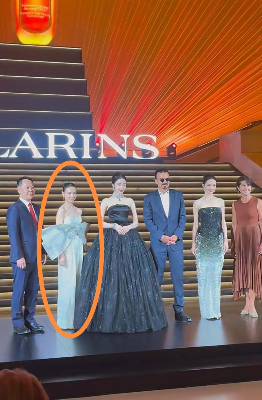 偶然看到董洁与迪丽热巴同台合影，两人并肩而立的画面，让身高差带来的视觉感受格外鲜