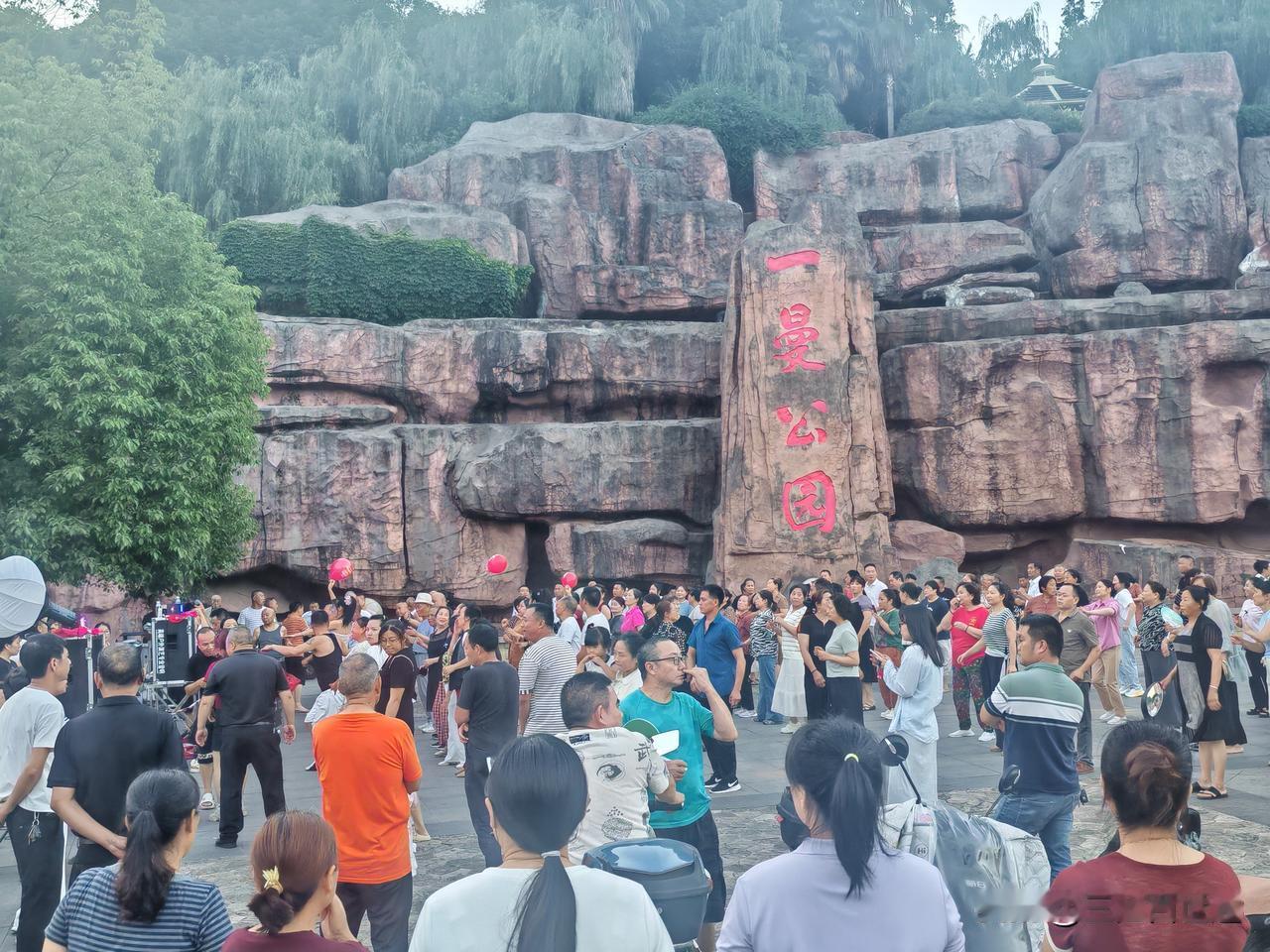 叙州区一曼公园天天晚上整得啥子坝坝，舞就没人管吗，现在马上中考高考了，虽然是公园