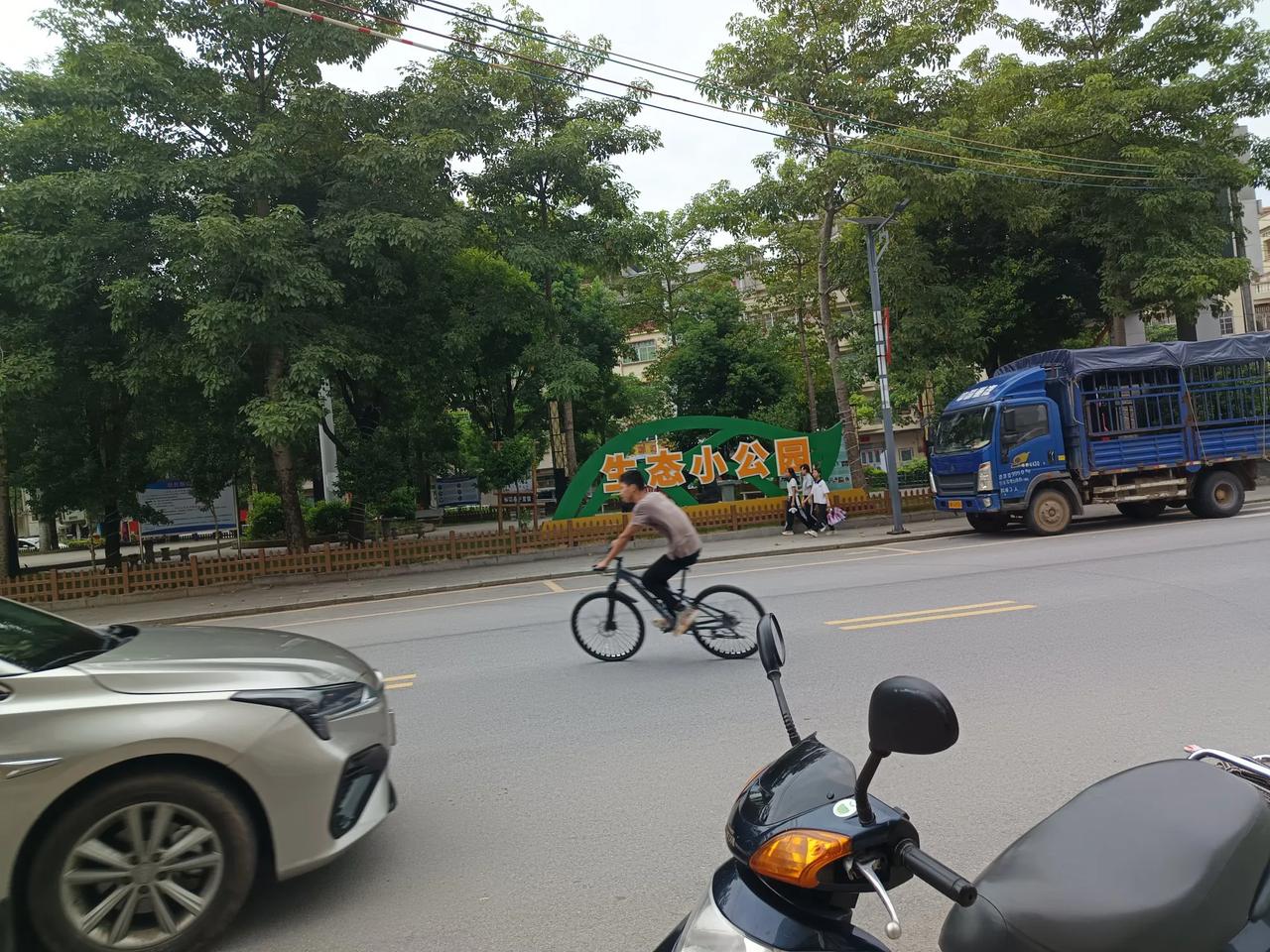 为了一日三餐，我已经抍尽全力了。早上六点起床煮早餐，大家吃过早餐，该上学的上学，