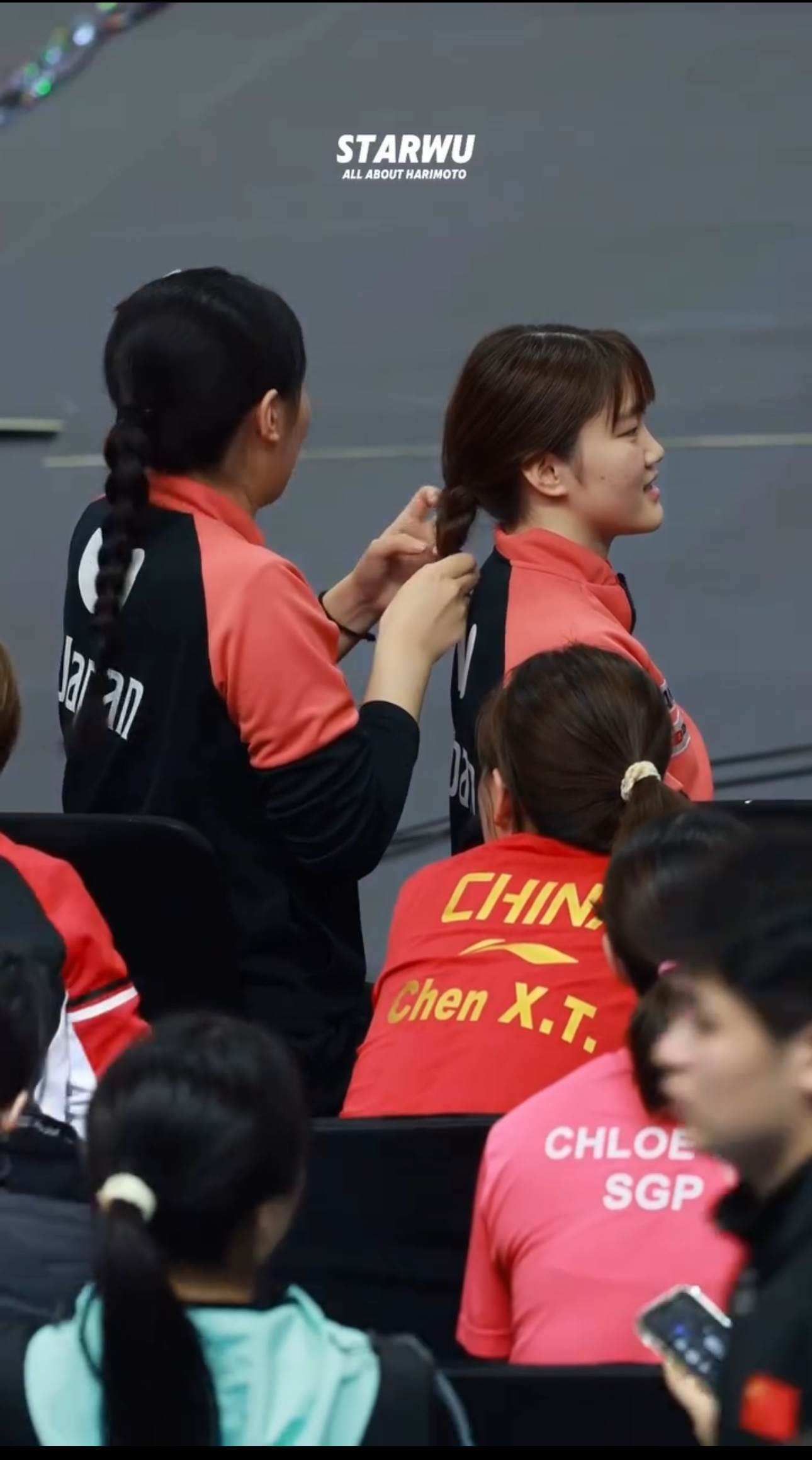 亚锦赛颁奖典礼前 美和给小月月扎辫子[么么哒]我感觉小月月是现在唯一一个和所有日