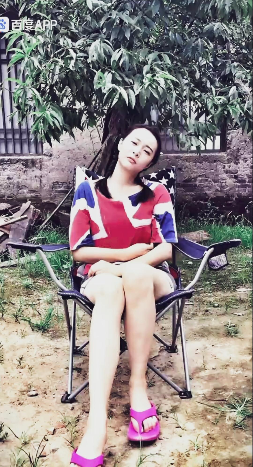 高叶早期照片，她双腿交叠、双手交叉放在腹前，头微微侧靠，神情慵懒放松。未成名时质