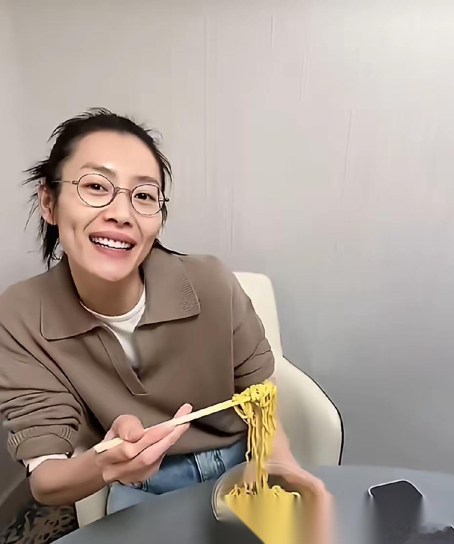 我问在美容院上班的表姐， 为什么刘雯都38岁了， 素颜还这么能打？ 表姐很直接地