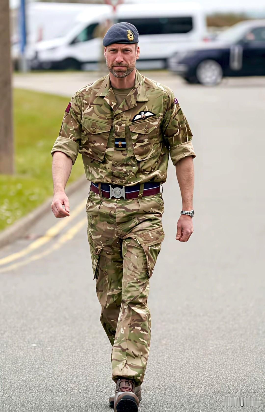 威廉王子这身军装造型一亮相，直接把“王室军人”的气场拉满！多地形迷彩服搭配皇家空