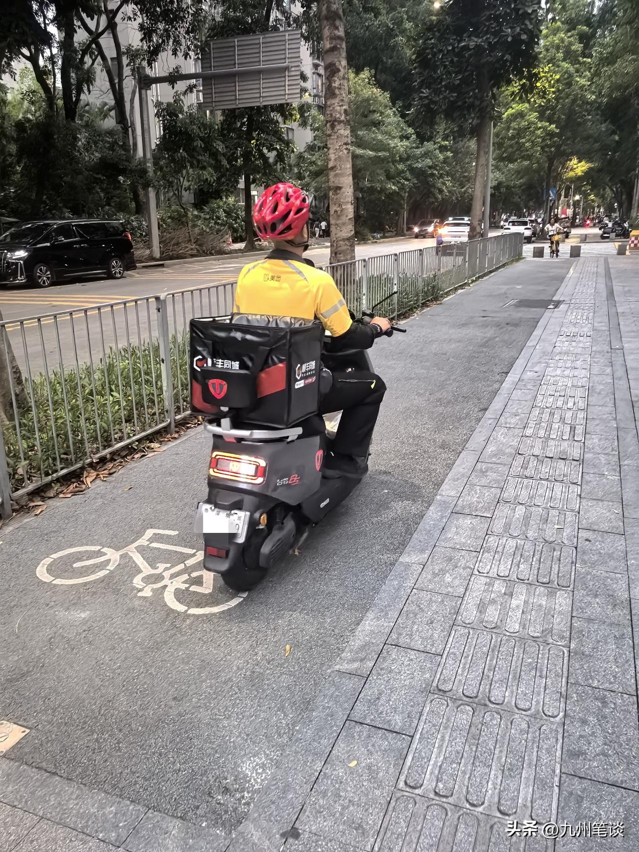 【深圳 VS 广州两个“巨人”的非机动车道对决】
深圳作为一座年轻的城市，交通状