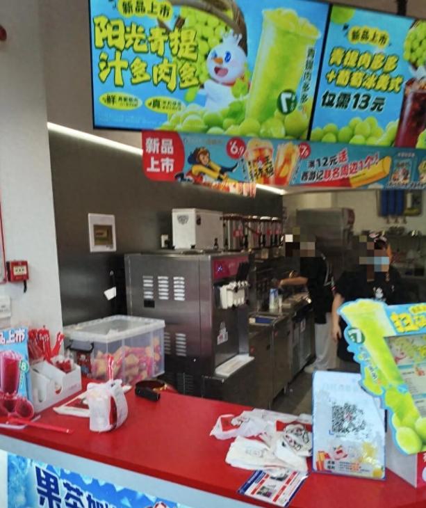 江苏一蜜雪冰城店闹出卫生风波，店员手拿香烟收银，离做奶茶的操作台还不到一米！
