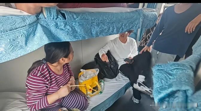这事儿发生在火车上，一位中年大姐买了上铺票，吃饭的时候却一直霸占着下铺的位置，而