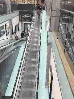 近日，江苏常州发生一件趣事，一老人在超市电梯上逆行，众人被堵在住只能眼巴巴的看着