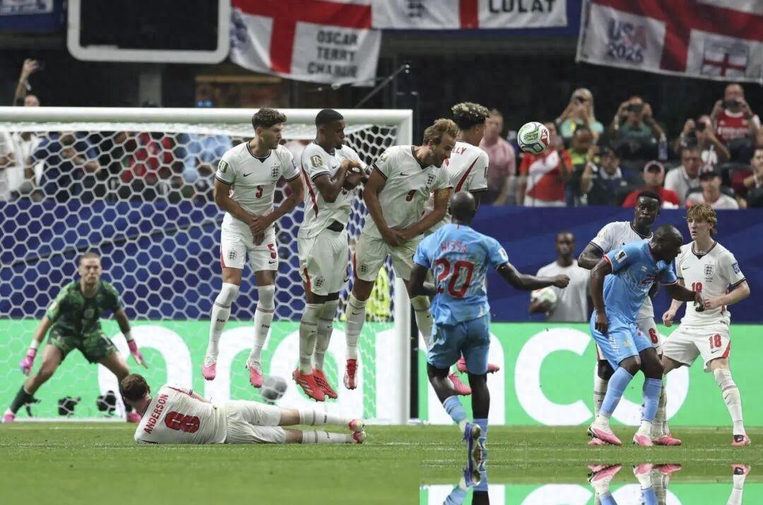 巴西2-1逆转日本，进了16强，也留下了不小的提醒。日本用整体移动和快速传递让巴