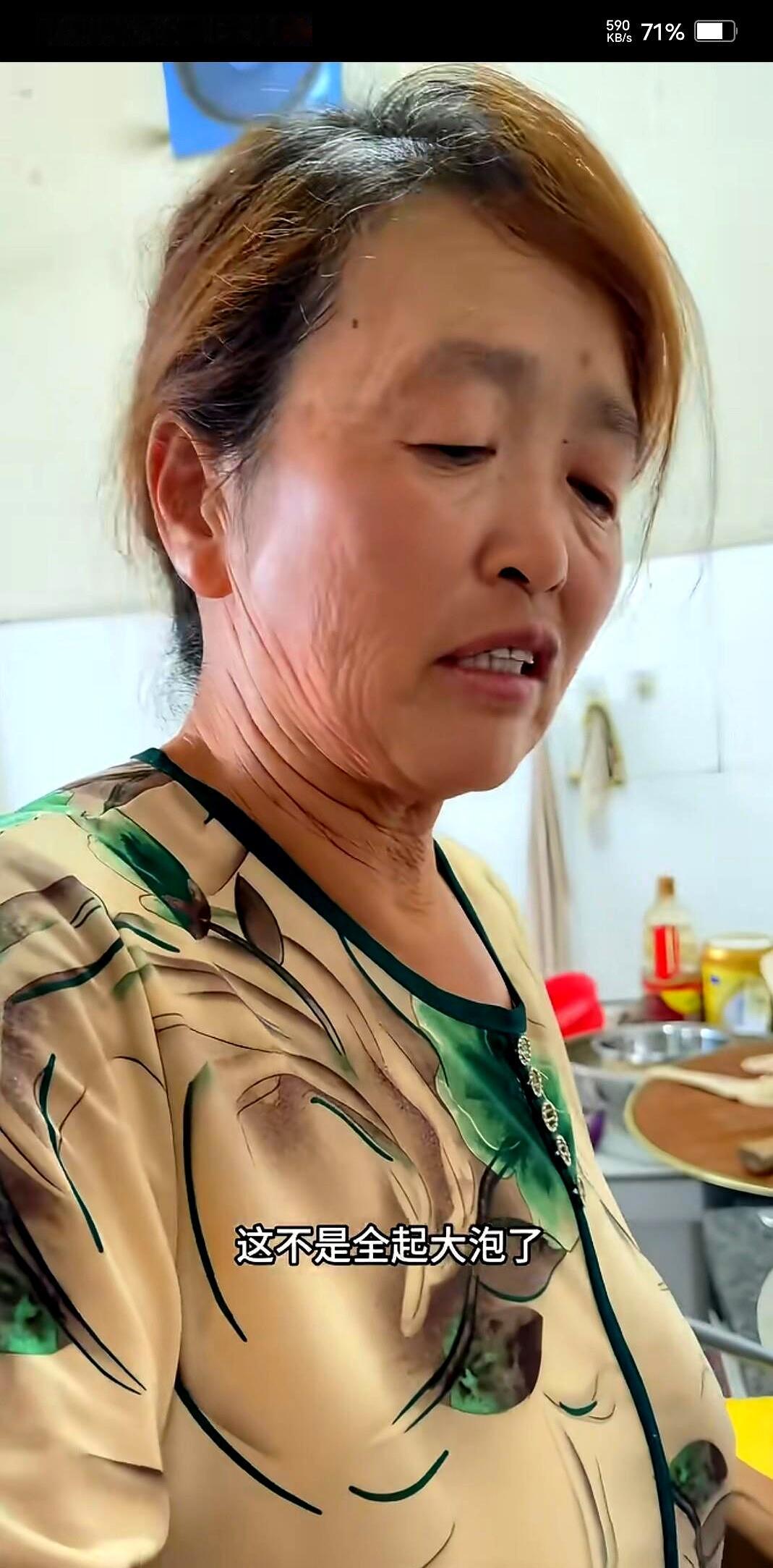 这几天，田埂上比集市还热闹。
小倩躲在娘家不回，何二嚷着要分出去过，老卷的脸一沉