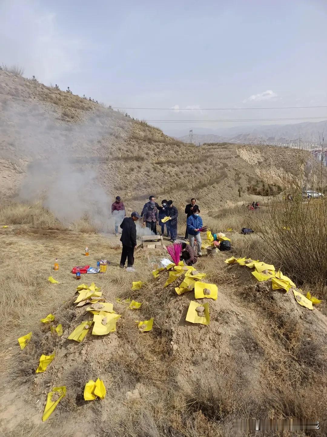 旧时的清明节是中国“三大冥节”之一，是扫坟祭祖的日子，同时要祀野鬼。一般在清明节