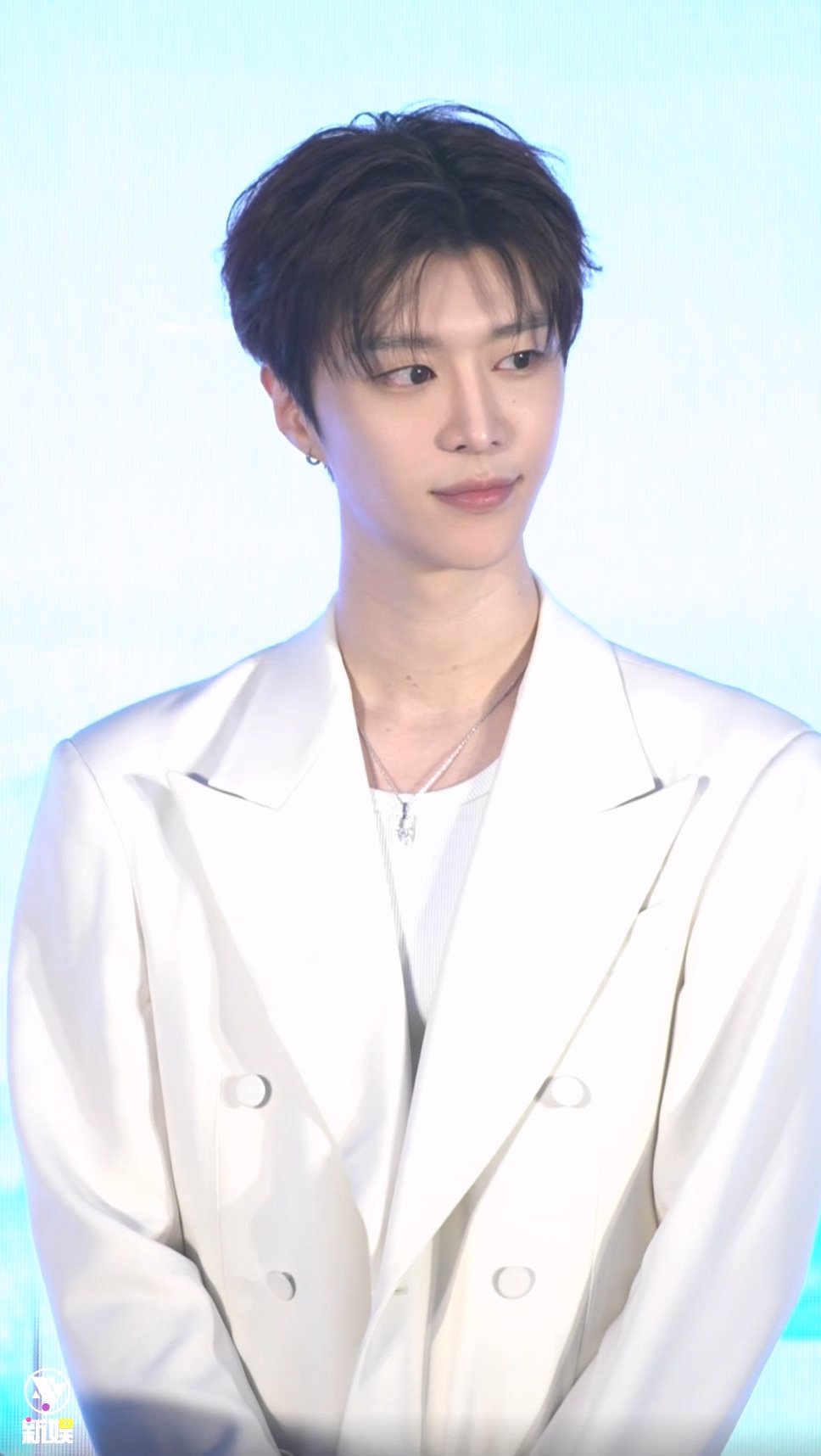 范丞丞完全白马王子范丞丞说在跑男有种回春的感觉范丞丞直播一身白色西装，完全白马王