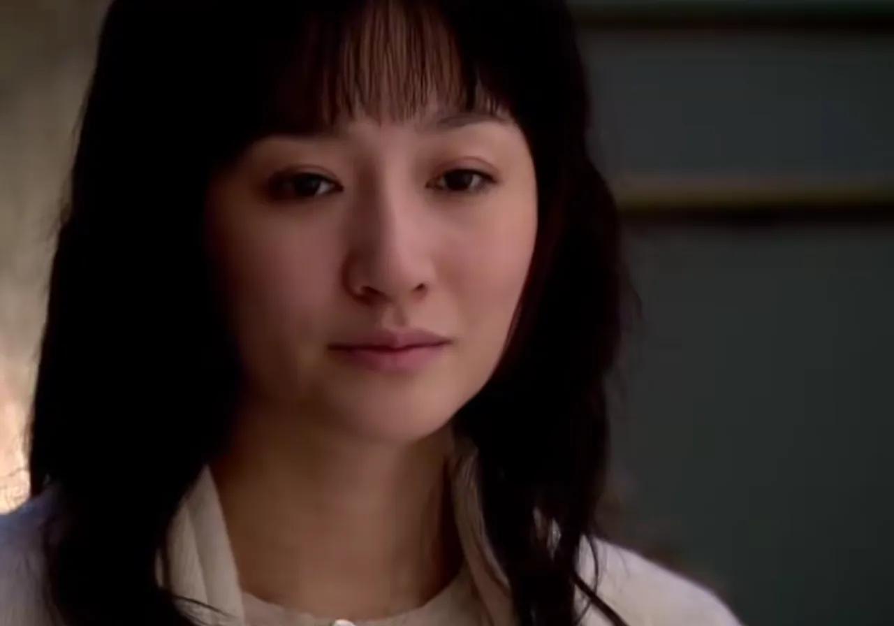 女演员里面，欲望挂在脸上的，是李小冉。
李小冉双目始终是泪眼朦胧的，这实际是睫毛
