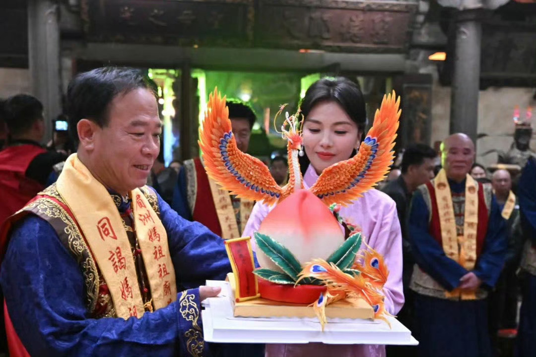 捏刘涛面塑作品的手艺人居然是图二《凤凰庆生》的那位～ 