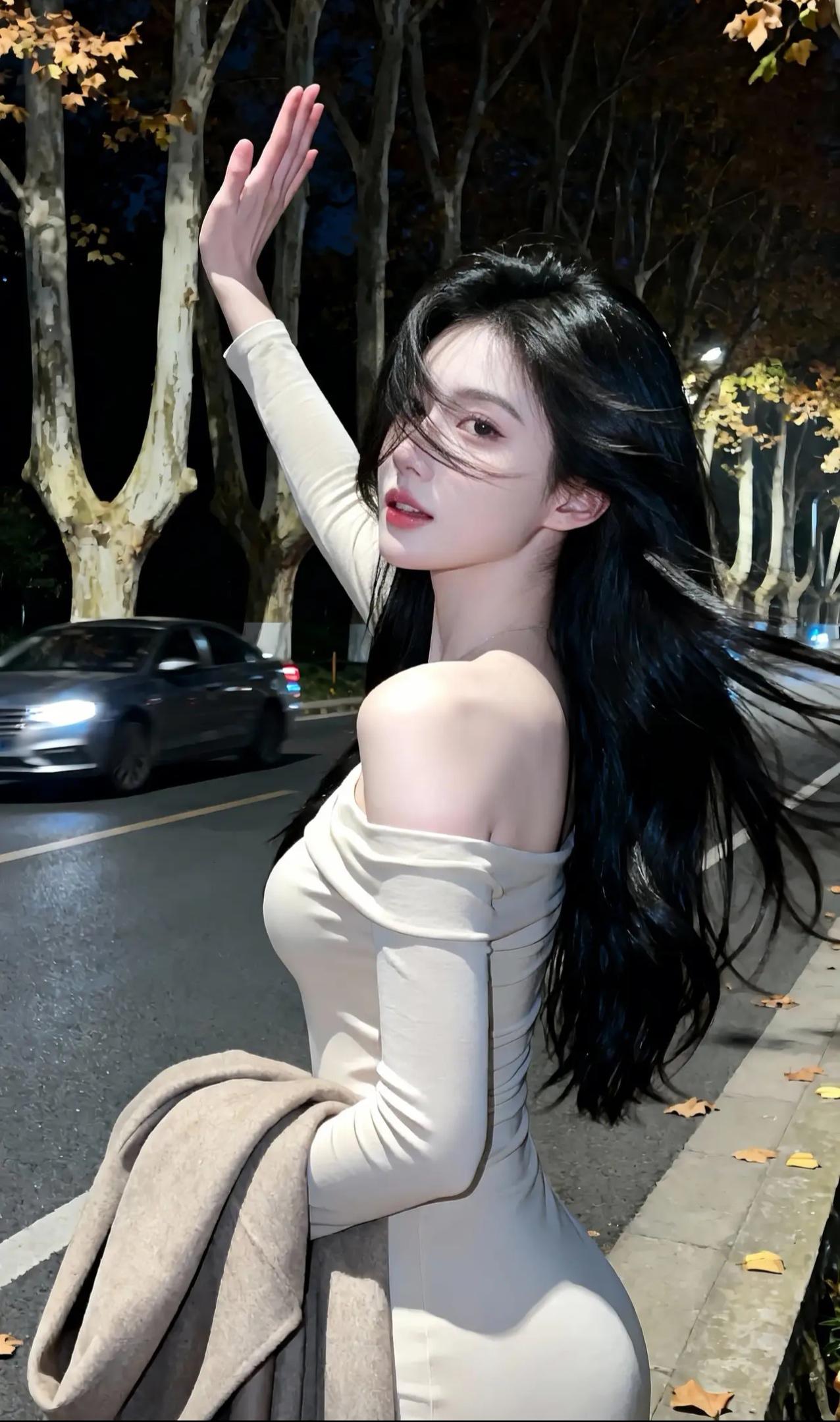 **《夜色中的问候》
暮色如打翻的墨汁浸染天际，街灯在柏油路上晕开琥珀色的光晕。