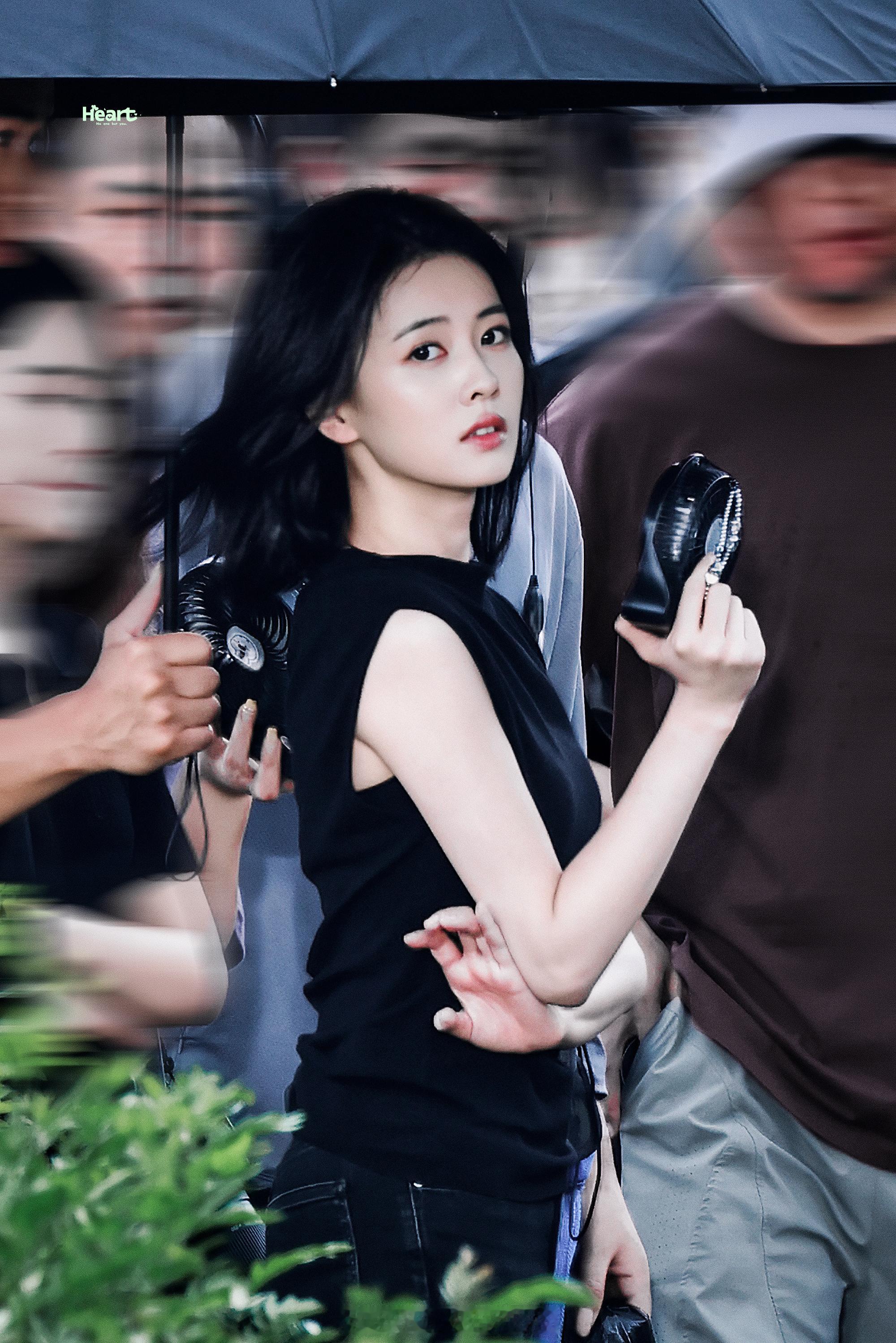 白鹿《开到荼蘼》今日路透黑衣大佬既视感王韵娜女王气场好强又美又飒王韵娜王韵娜