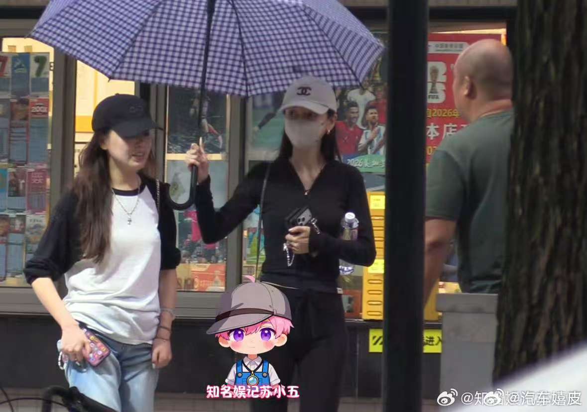 Angelababy带小海绵和朋友逛街Angelababy带小海绵和好友商场逛街