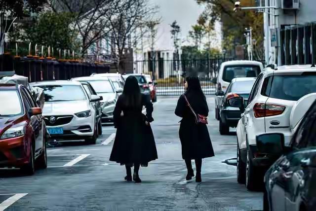 和谁同路，决定了你的人生方向。

你有没有发现，人生最大的转折，往往不是因为遇到