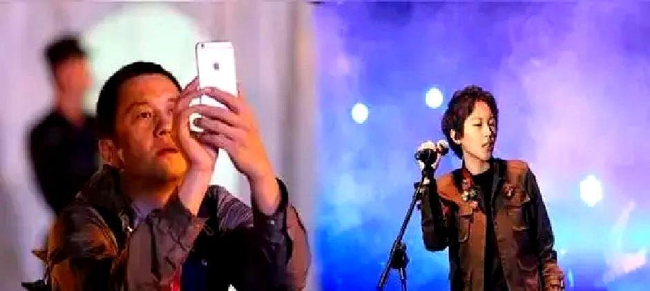 15分钟卖空1999元茶，窦靖童一句爸值千万
 
直播里李亚鹏正讲茶，屏幕突然弹