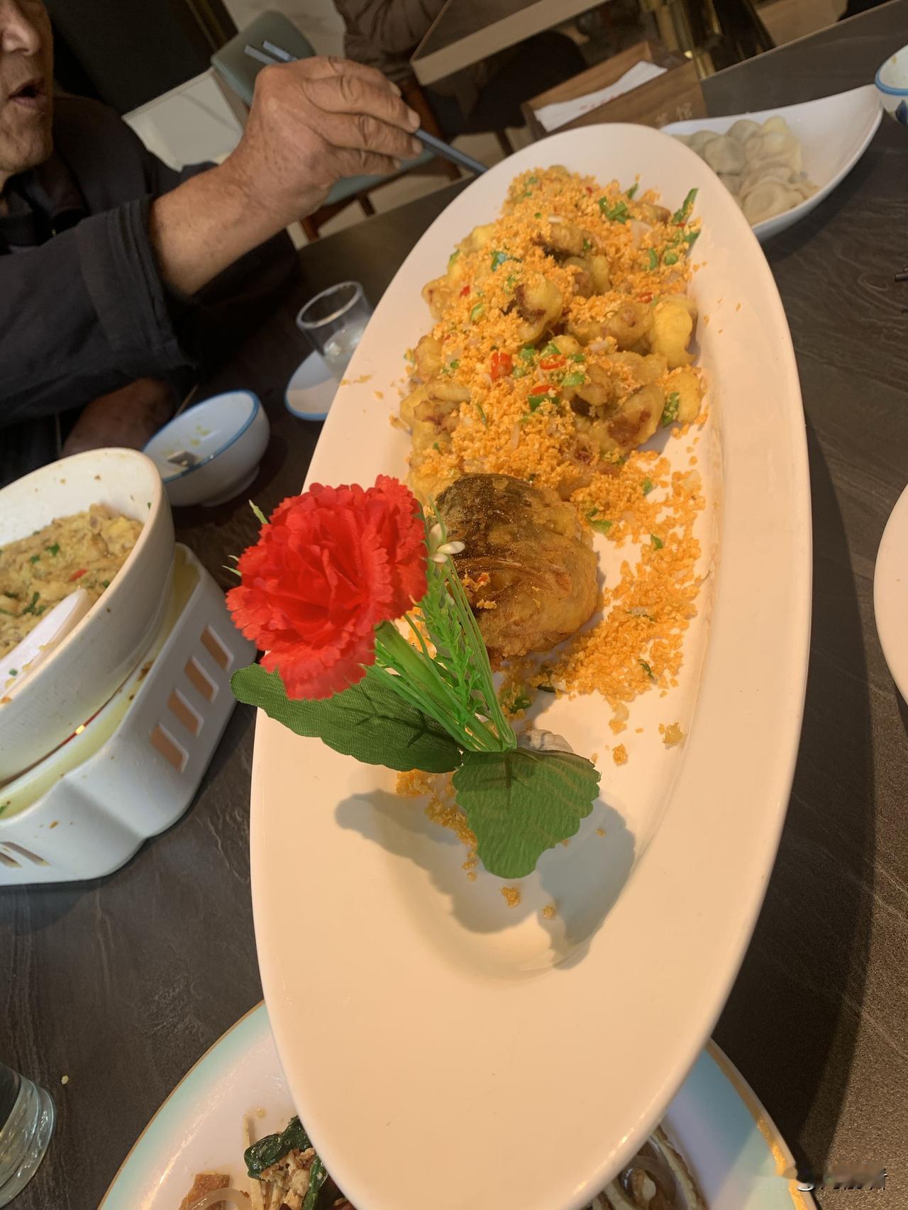 万般皆是命，半点不由人。
我有两个好友，一个干了十几年餐饮，一个干了十几年装修。