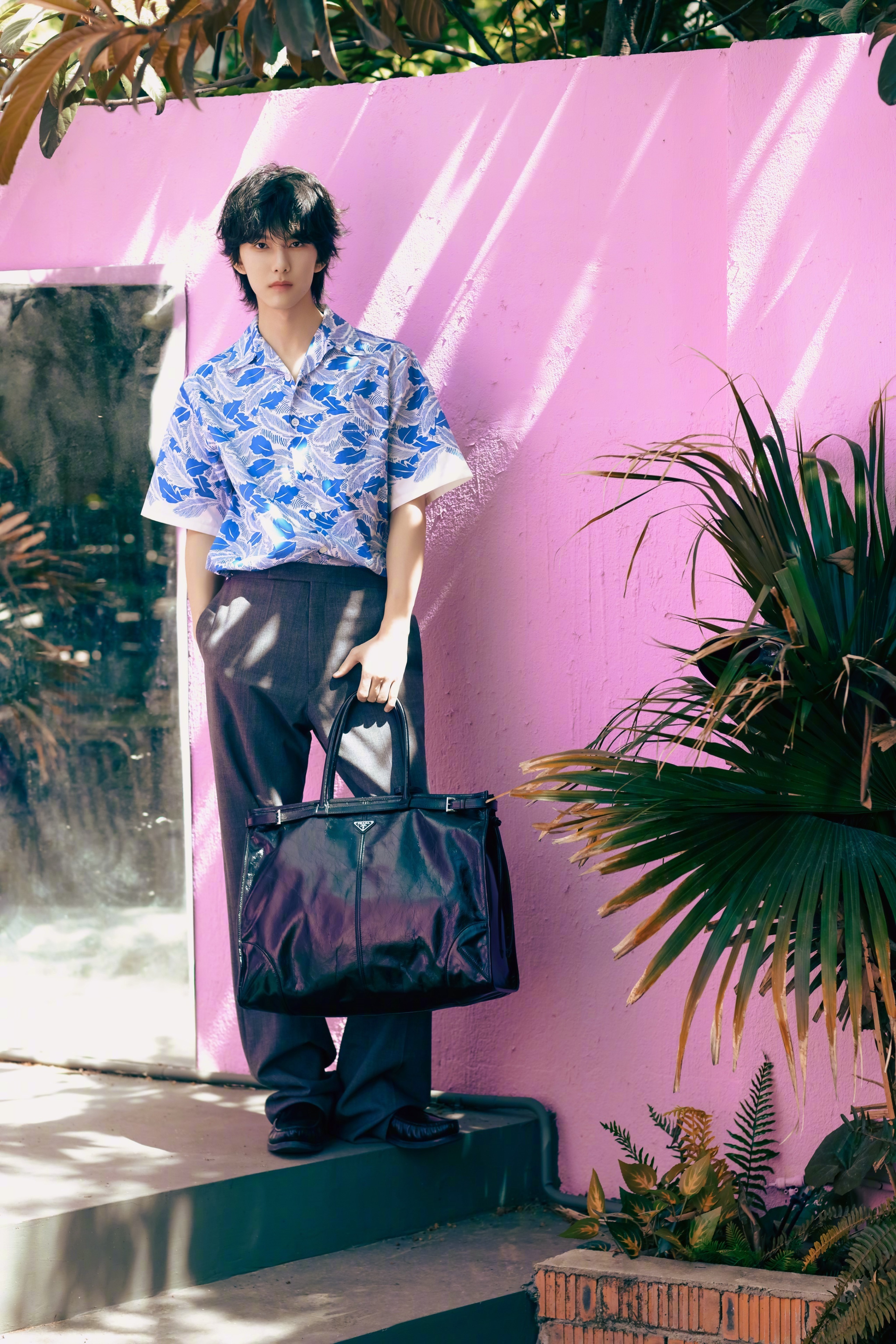 马柏全 X PRADA｜演员马柏全出镜Prada宣传大片，身着树叶印花短袖衬衫搭