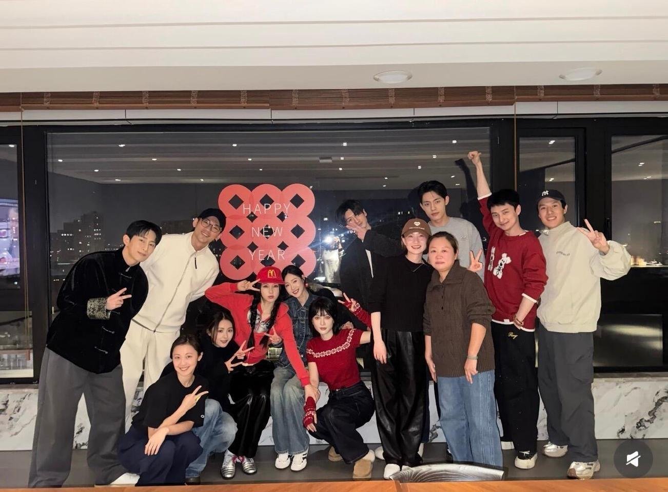 虞书欣云初令剧组一起过年虞书欣和云初令剧组一起过年啦！这个书欣好萌！ 