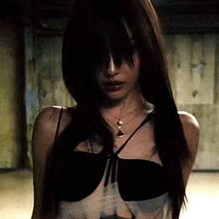 imnotningning发了不同时期的造型，疑似在致敬五周年