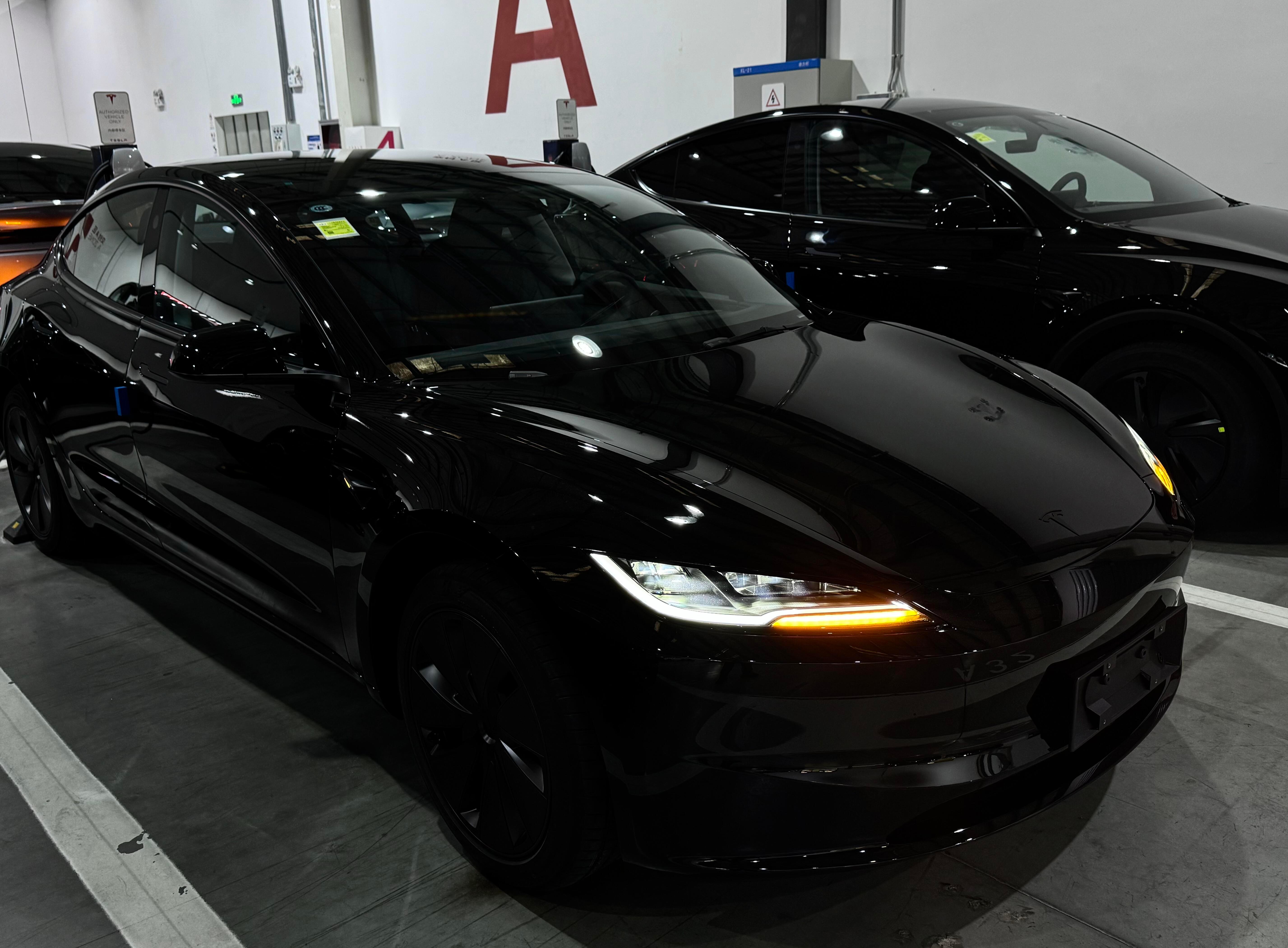 Model 3新黑标？黑标确实帅啊，感觉比白色车标更酷。特斯拉 ​​​