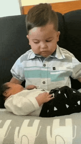 图一：作为哥哥的小孩，肯定在想我自己都还童年没有玩够呢，现在还要带你。
图二：老