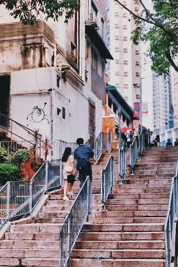 赵今麦张凌赫领衔主演赵今麦和张凌赫主演的电视剧《樱桃琥珀》双人海报来了，隔着屏幕