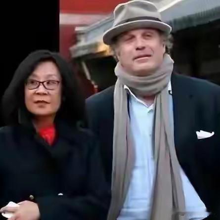 苏小明的一首《军港之夜》一唱就是一辈子，当年1980年在北京工人体育馆开唱，软乎