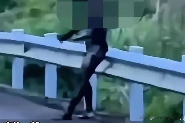 后续揭晓了，那个站在护栏边的男子，他是否还存活在这人世间？

当时的场景让人心惊